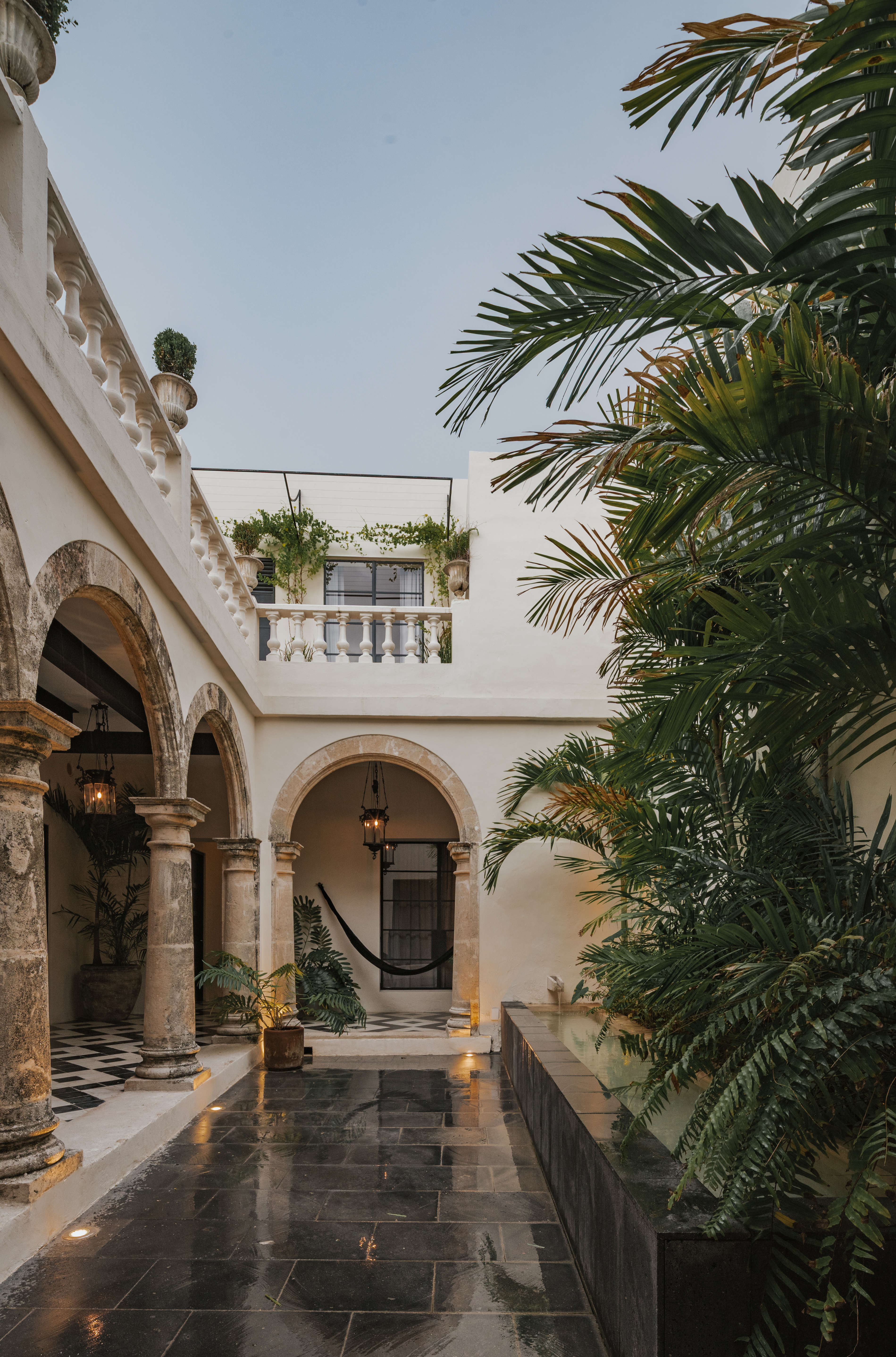 Patio de Casa Japa con arcos coloniales iluminados por la noche — Casonas MX, Campeche