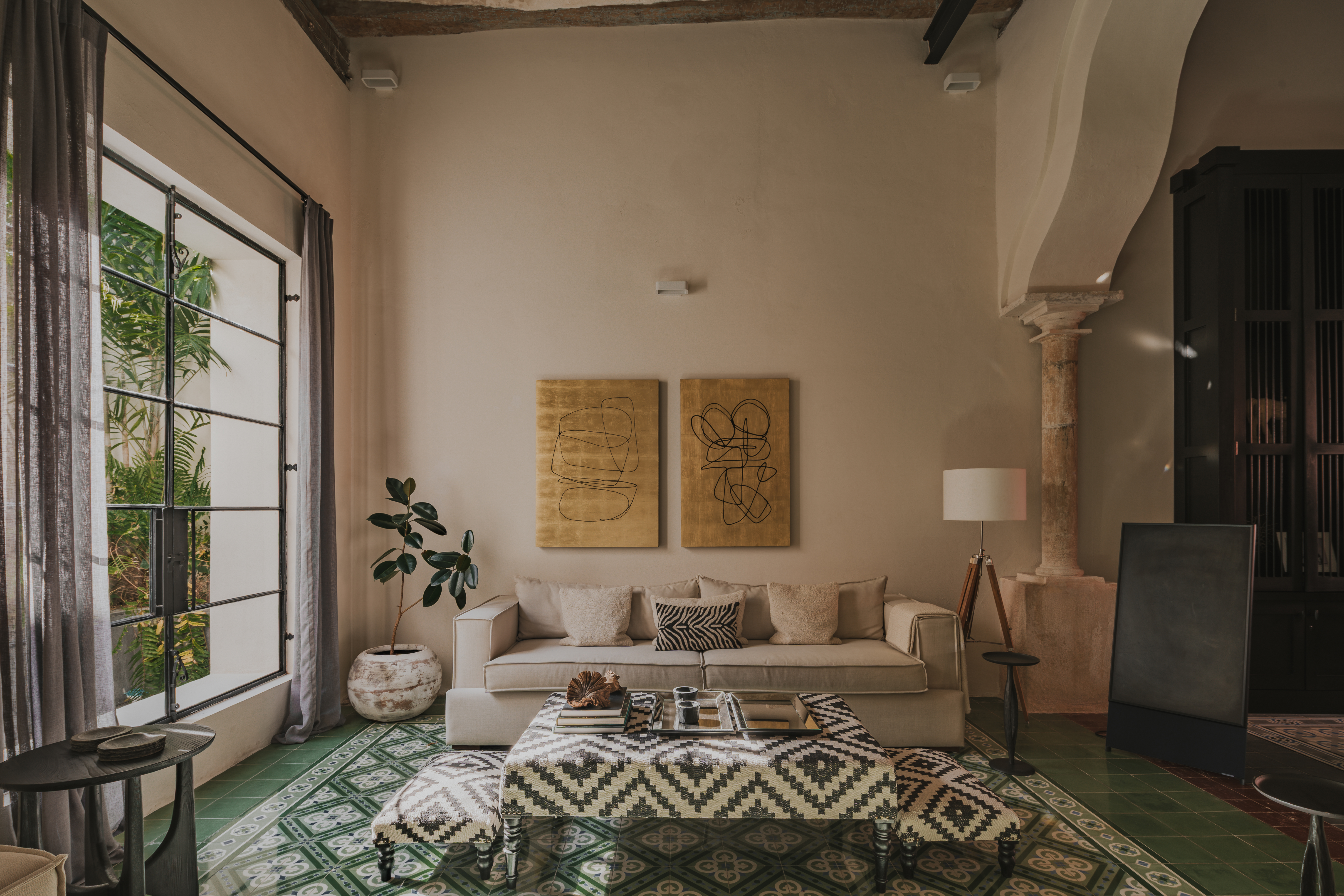 Sala principal de Casa Japa con columnas y arcos coloniales — hospitalidad boutique en el centro histórico de Campeche