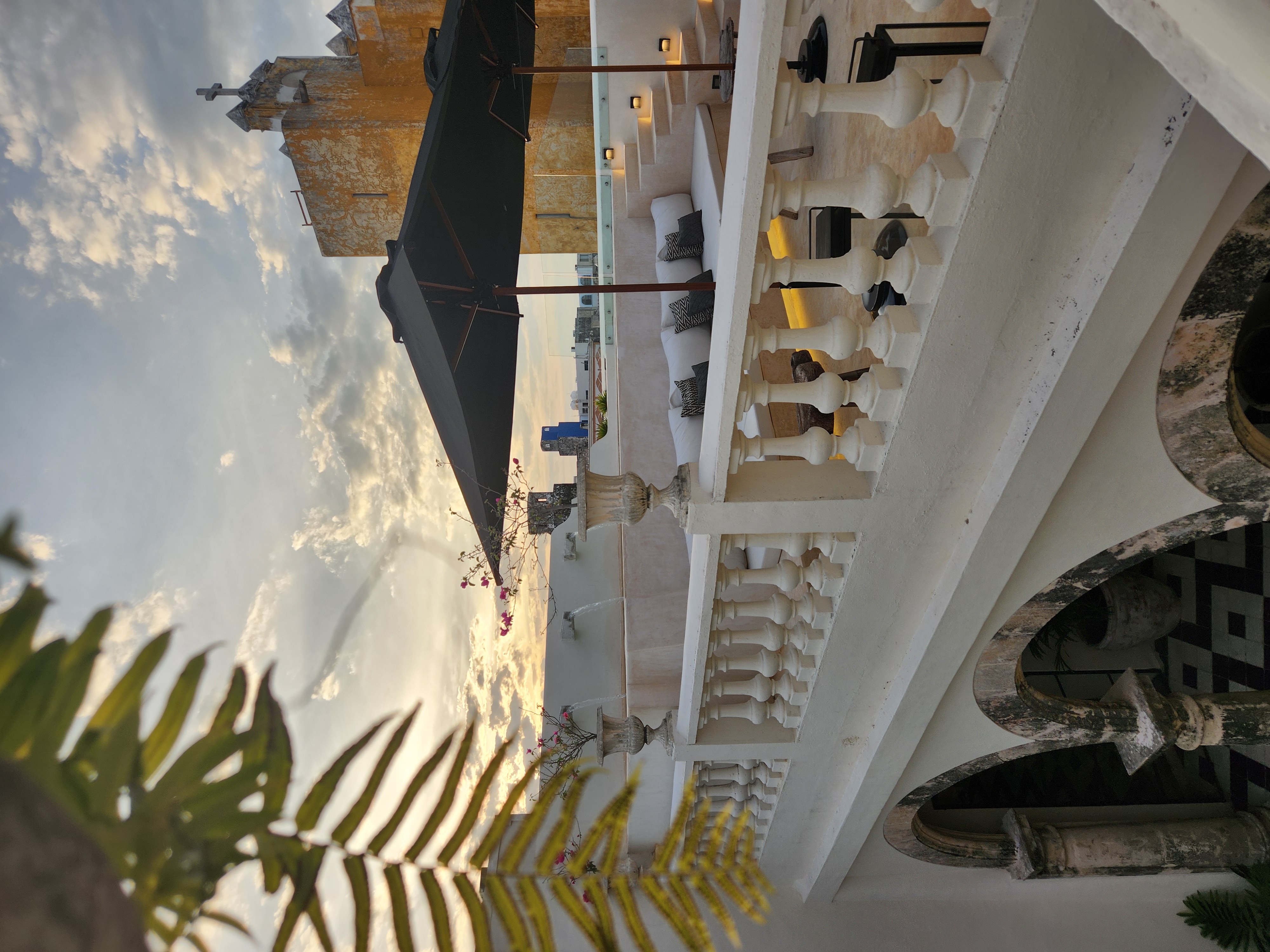 Atardecer sobre la ciudad amurallada vista desde una terraza — Casonas MX, Campeche