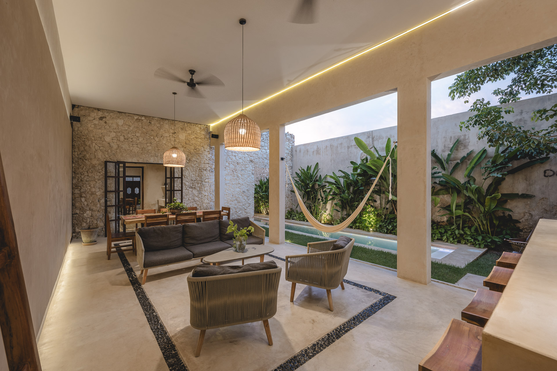 Patio exterior con alberca privada en Casa Verde — Casonas MX, Campeche