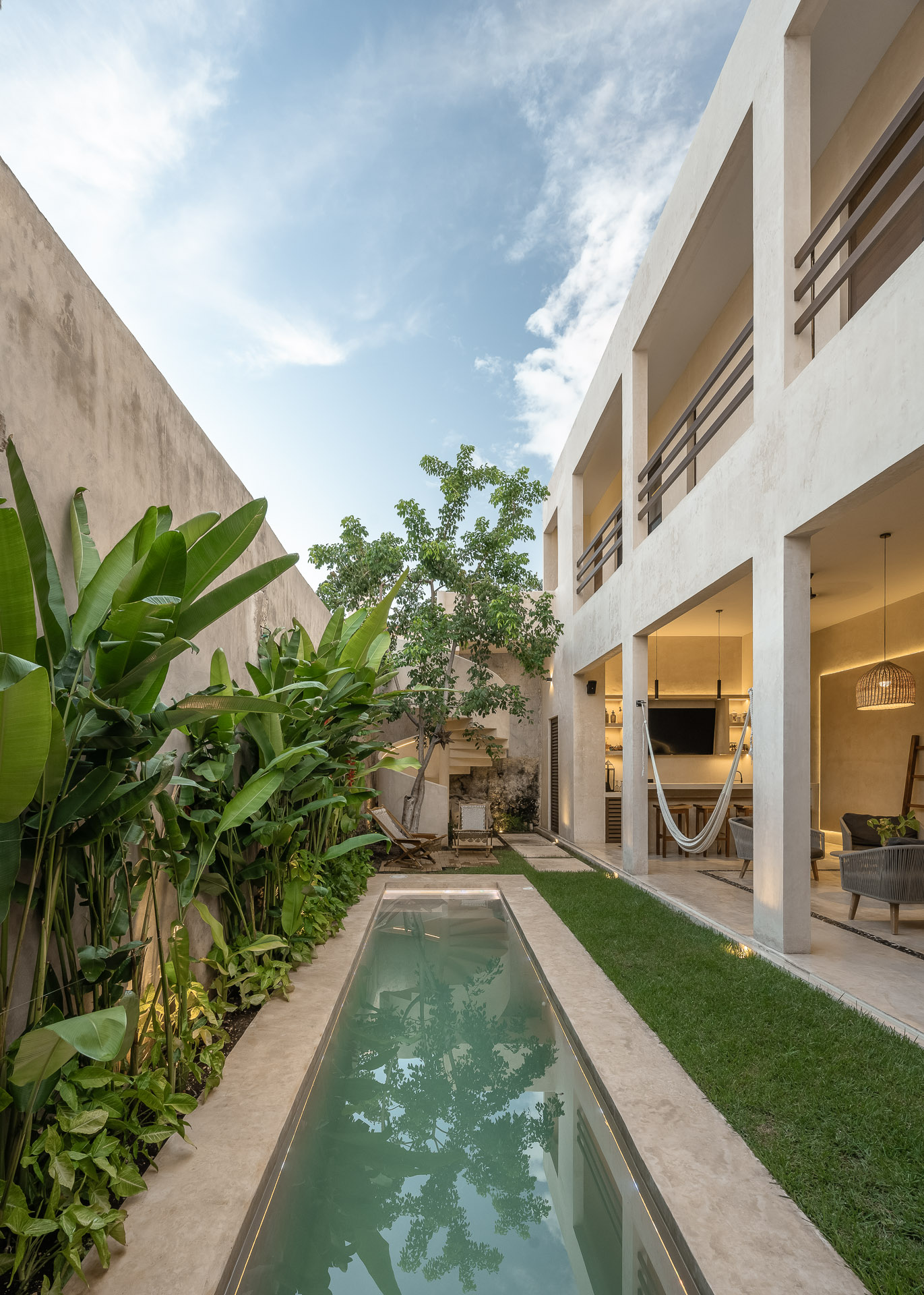 Sala-comedor abierto de Casa Verde — Casonas MX Campeche