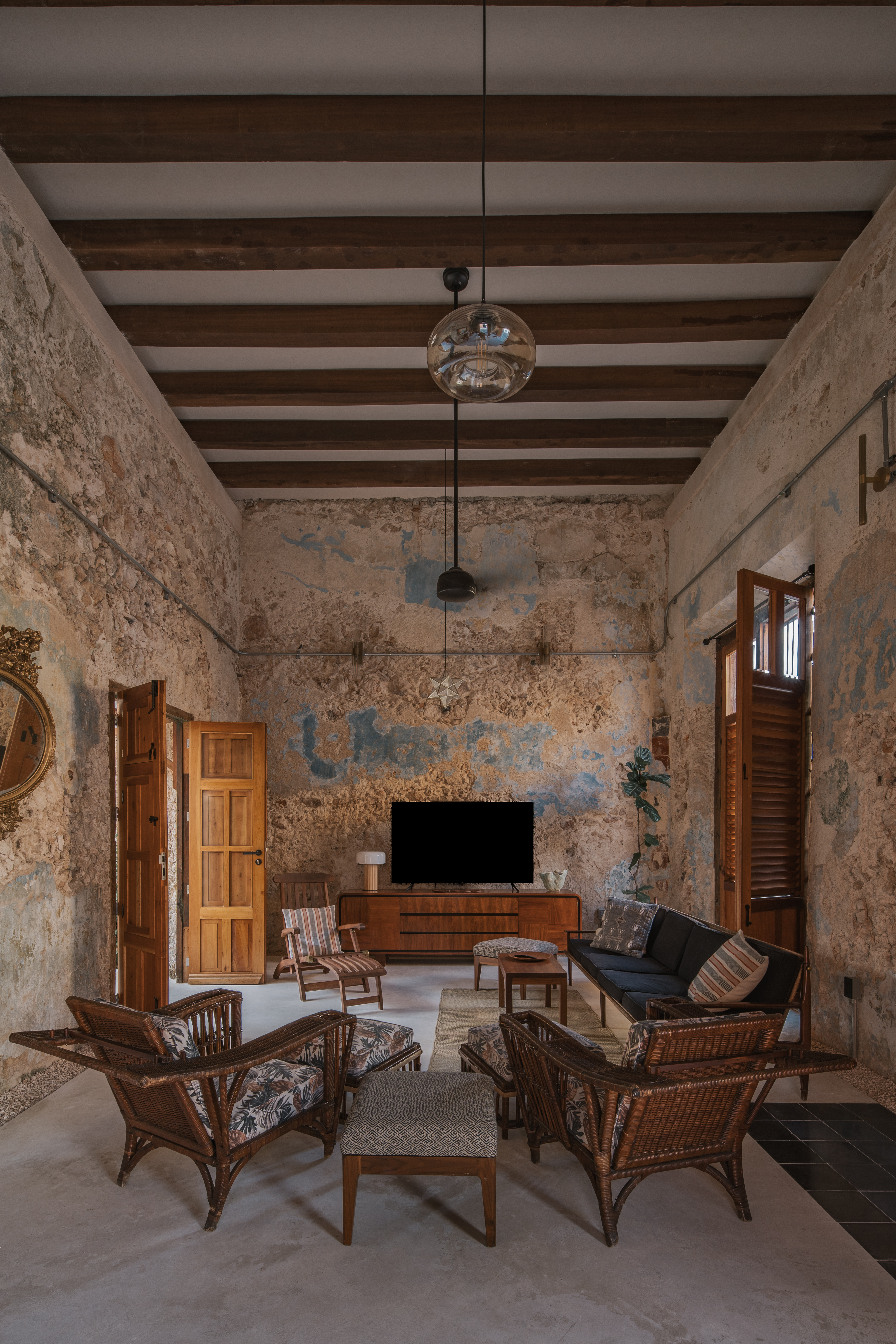 Sala de Casa Zotz con muros de piedra y vigas de madera originales — arquitectura patrimonial en Campeche
