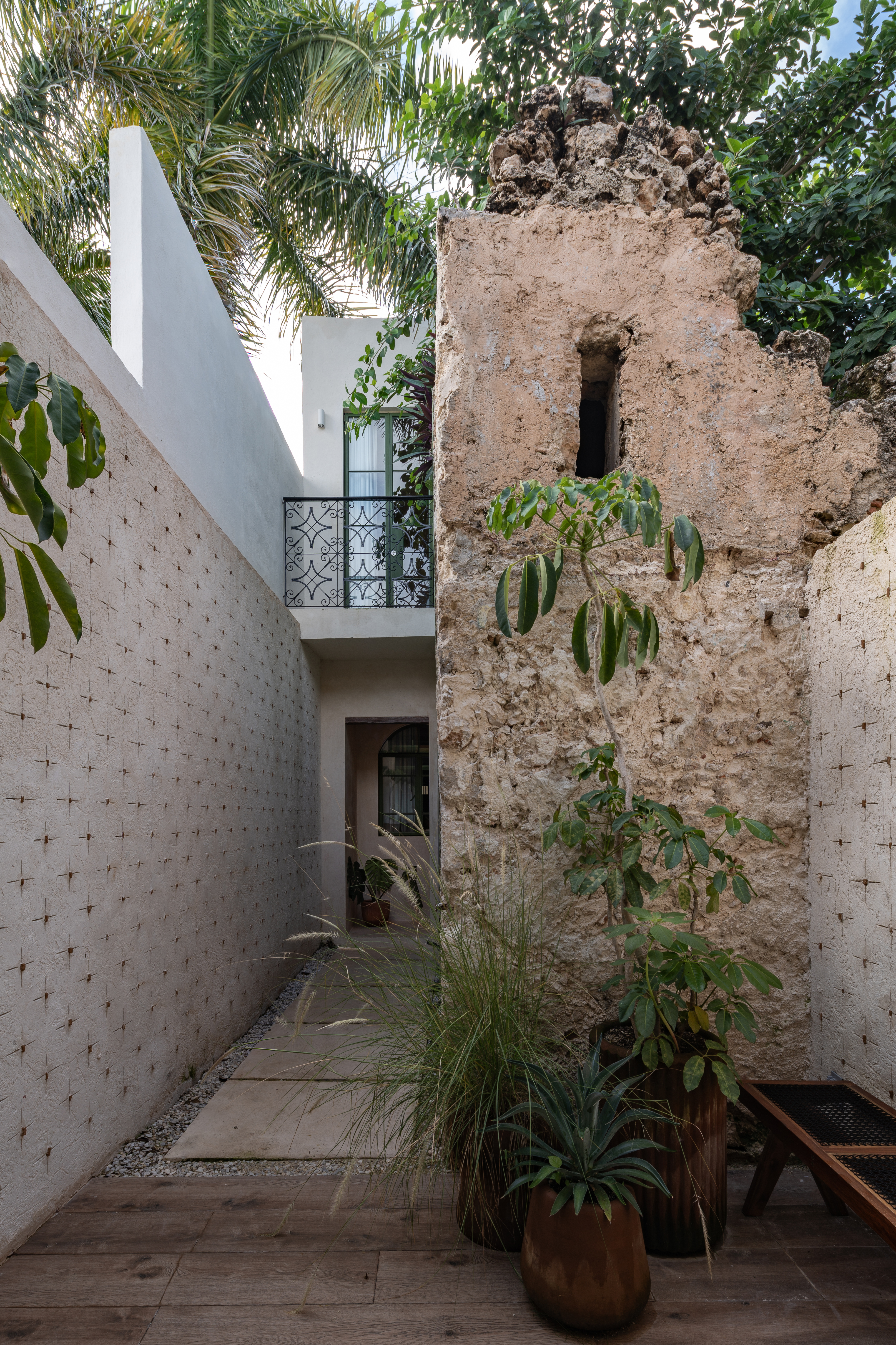 Casa Pistache — patio con arcos coloniales — Casonas MX, Campeche