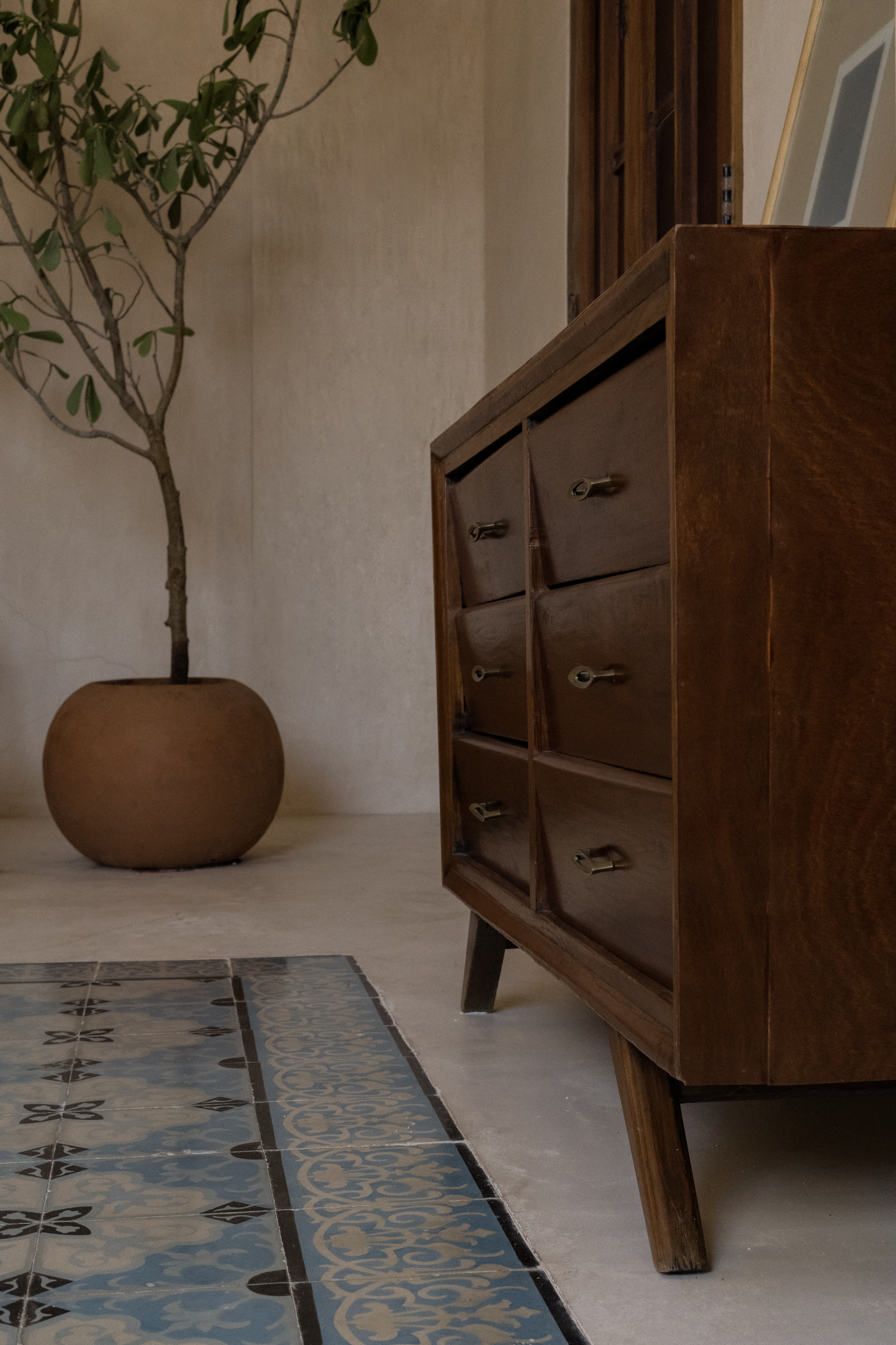 Narrativ Numen — sala con escritorio — Casonas MX, Campeche